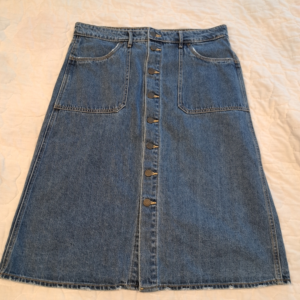 Old navy denim skirt size 12, New condition.
